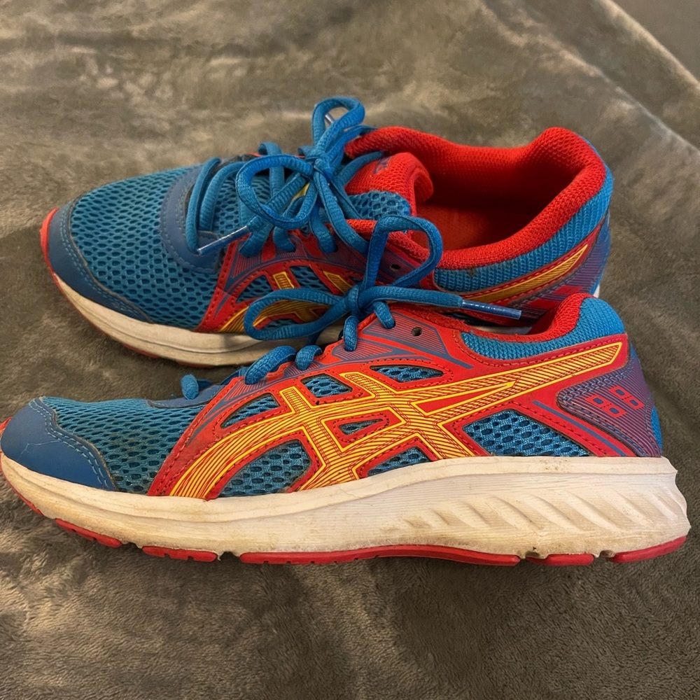 ASICS size 3.5 in good condition